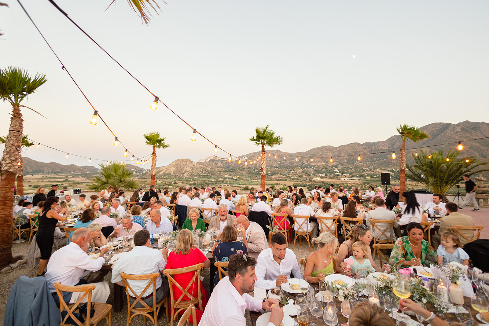 Hochzeitsdinner unter Lichterketten mit Blick auf die Berge, Mojácar, Finca Hochzeit Andalusien