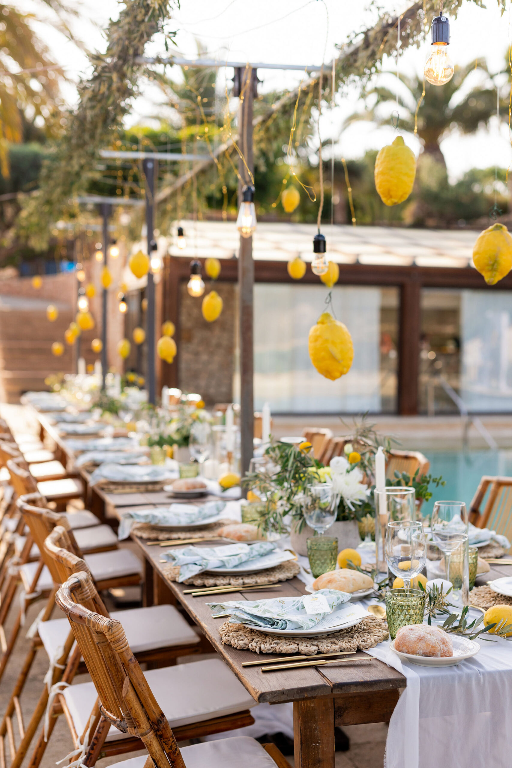 Zitronengeschmückte Hochzeitstafel entlang des Pools, Cabo de Gata, Boho Strandhochzeit