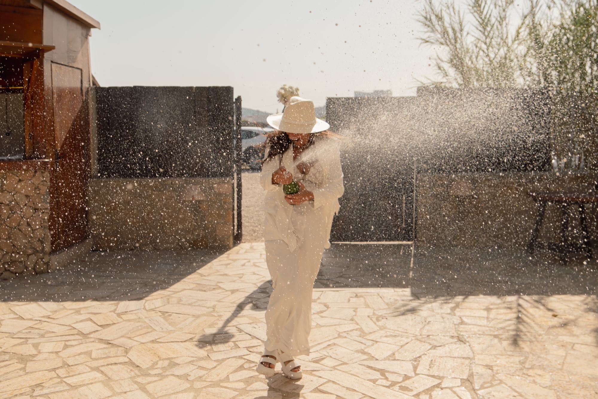 Sektdusche im Innenhof, Location 17 Almería, ausgelassene Hochzeit in Spanien