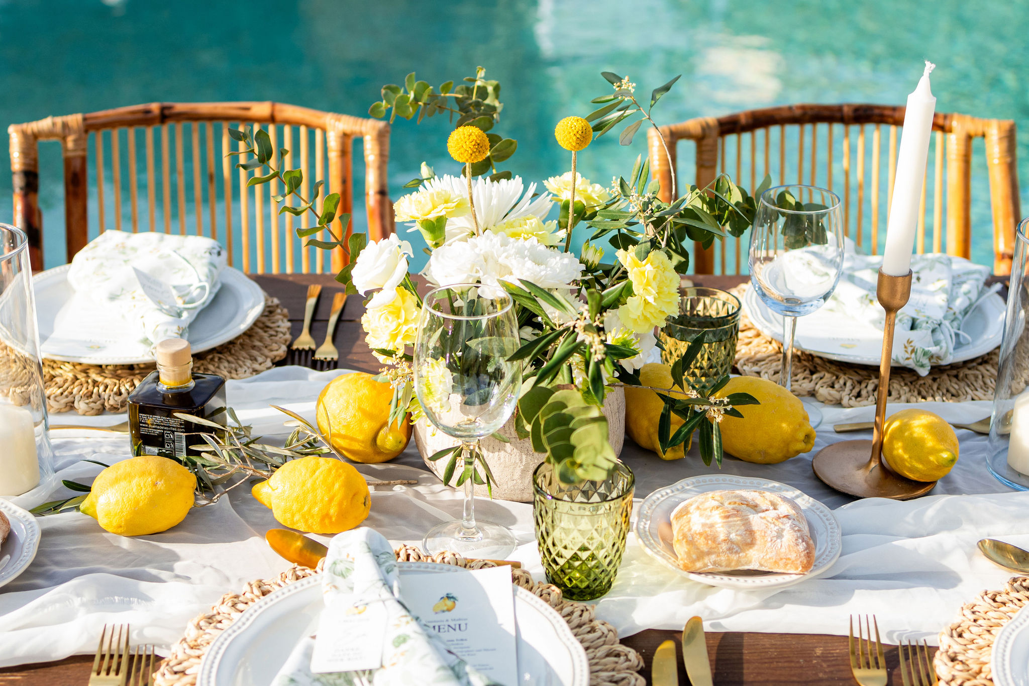 Tischdeko mit Zitronen, Olivenzweigen und gelb-weißen Blumen, Boho Strandhochzeit Cabo de Gata