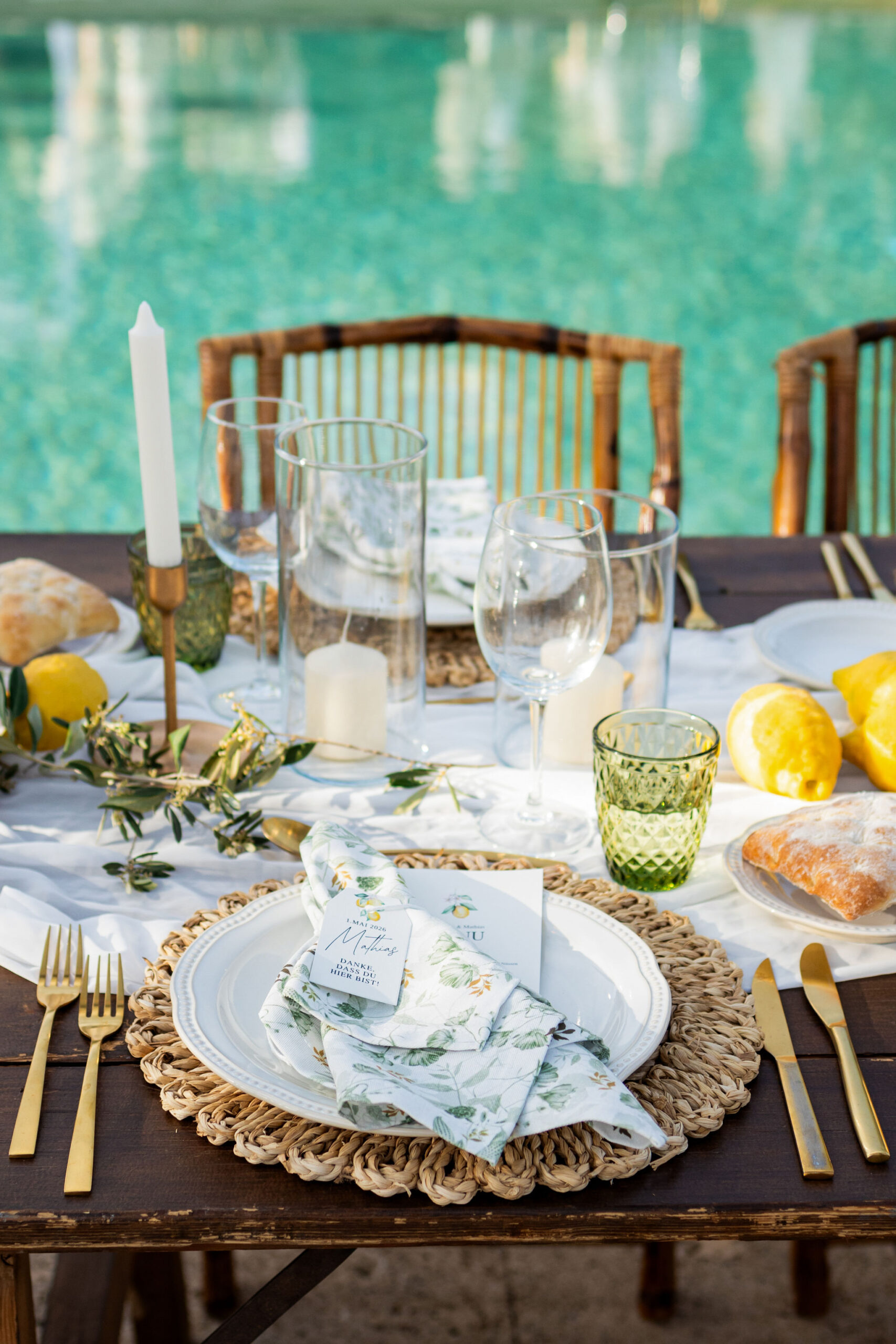 Gedeck am Pool mit Zitronen, grünem Glas und Menükarte, Boho Strandhochzeit Cabo de Gata