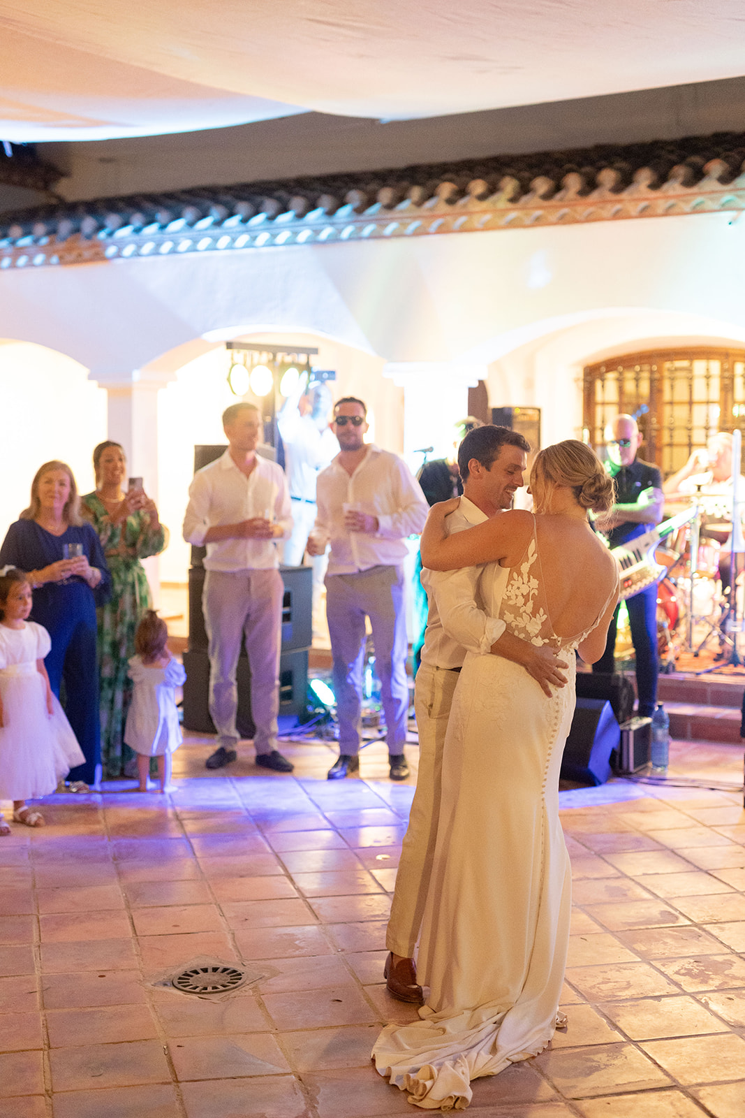 Brautpaar beim ersten Tanz vor der Live-Band, Finca bei Mojácar, Finca Hochzeit Andalusien