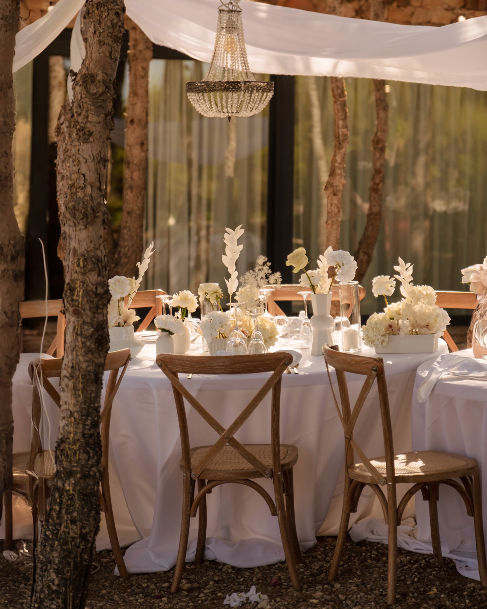 Gedeck mit Goldbesteck und weißen Blumen im Abendlicht, Location 17 Cabo de Gata, Hochzeit ganz in Weiß