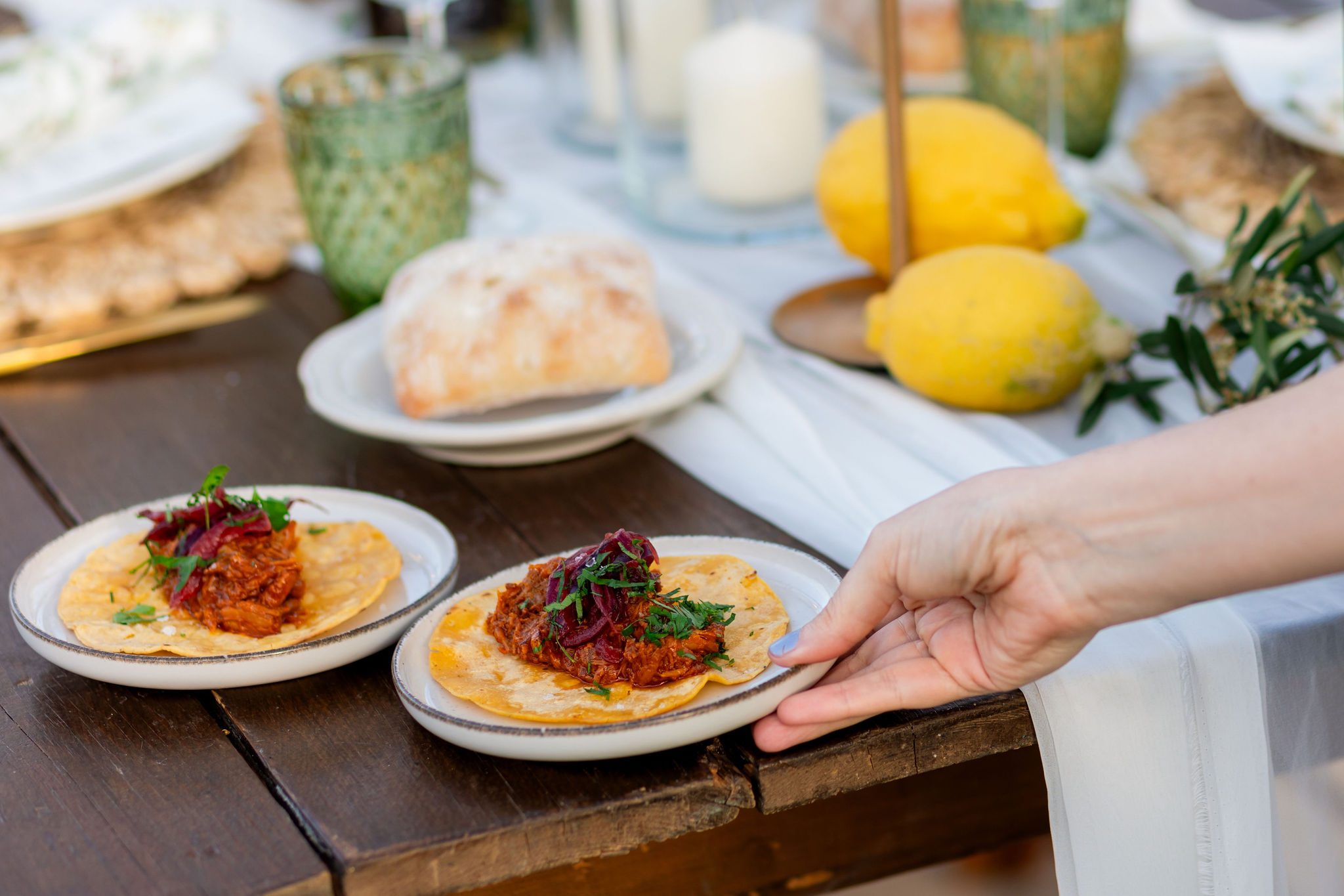 Mediterrane Tapas mit Tacos werden am Tisch serviert, Boho Strandhochzeit Cabo de Gata