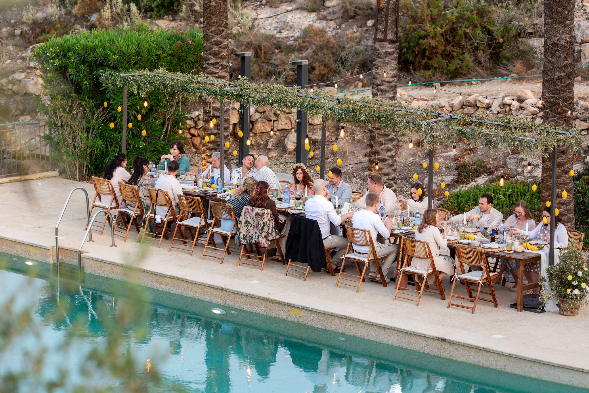Kleine Hochzeitsgesellschaft beim Dinner am Pool, Agua Amarga, Boho Strandhochzeit Cabo de Gata