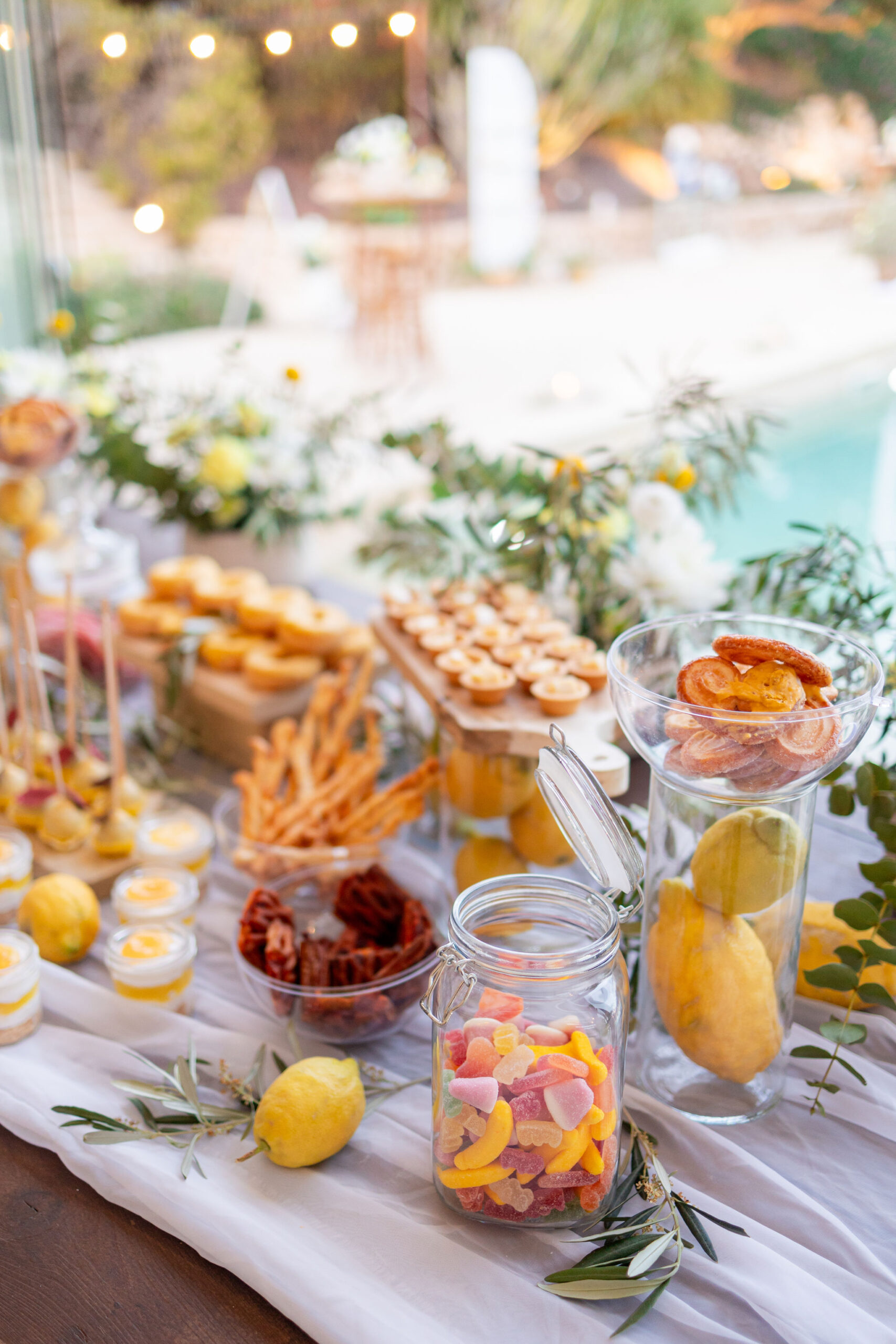 Sweet Table mit Zitronen-Desserts, Tartes und Macarons, Boho Strandhochzeit Cabo de Gata