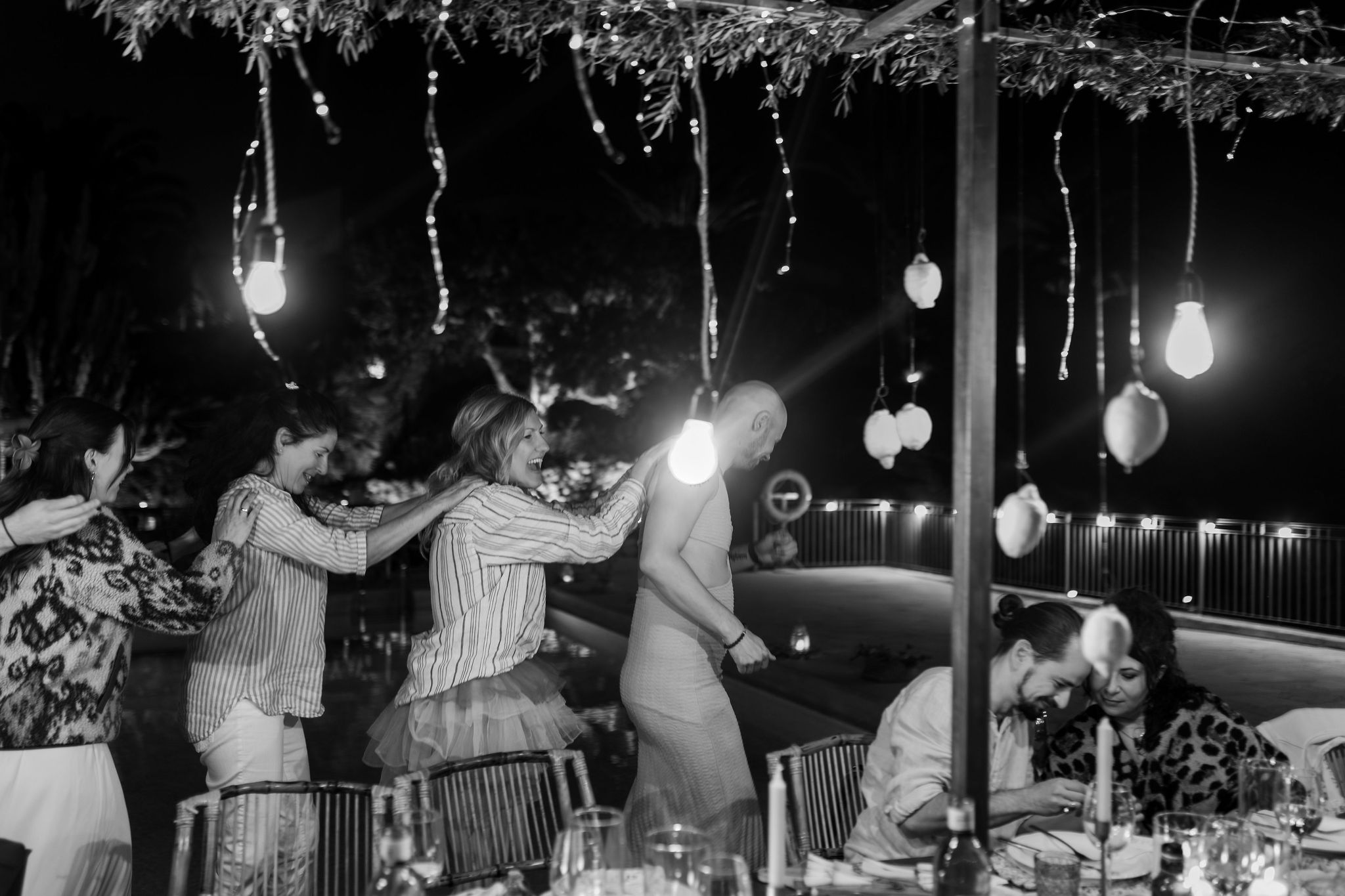 Tanzende Gäste bei der Hochzeitsparty am Abend, Boho Strandhochzeit Cabo de Gata