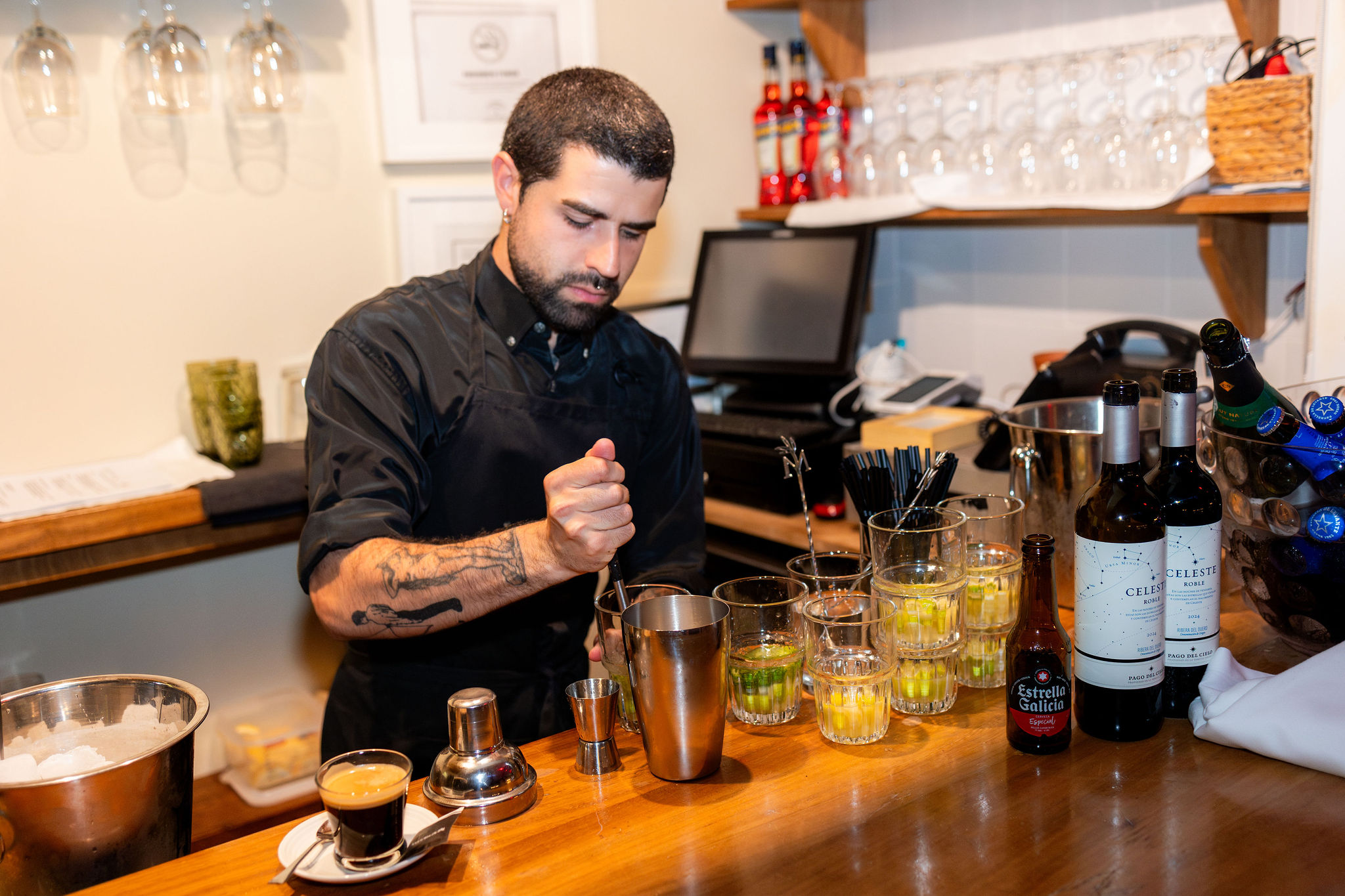 Barkeeper mixt Cocktails bei der Strandhochzeit, spanischer Wein und Bier, Agua Amarga, Cabo de Gata