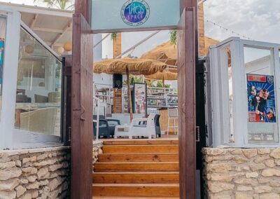 Zugang zur Beachbar in Mojácar über eine Holztreppe direkt vom Strand