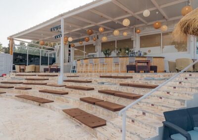 Terrassen auf mehreren Ebenen in der weißen Beachbar von Mojácar