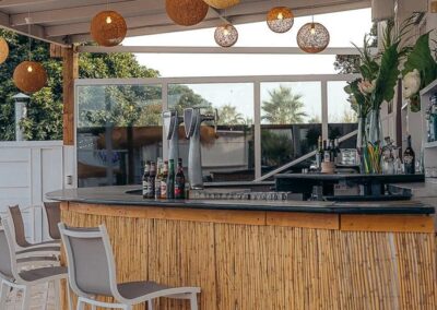 Bambusverkleidete Bar mit Rattanlampen in der Beachbar von Mojácar