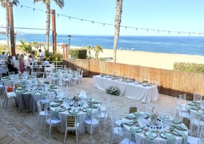 Runde Hochzeitstische mit Blick über den Strand von Mojácar aufs Meer