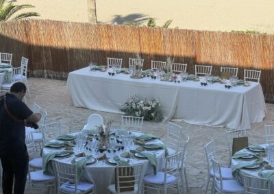 Rundtische und Brauttafel für eine Hochzeit in der Beachbar von Mojácar