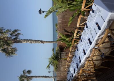 Lange gedeckte Hochzeitstafel mit Blick aufs Mittelmeer, Beachbar Mojácar