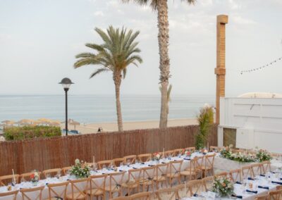 Lange Hochzeitstafel unter Palmen direkt am Strand von Mojácar