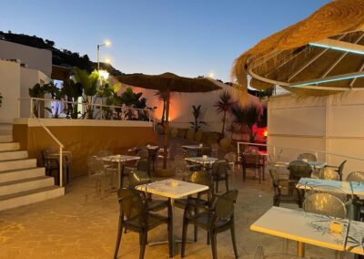 Die Beachbar in Mojácar am Abend mit warmem Licht