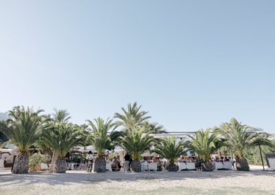 Gedeckte Hochzeitstafeln am Sand mit Blick über den Strand von Agua Amarga