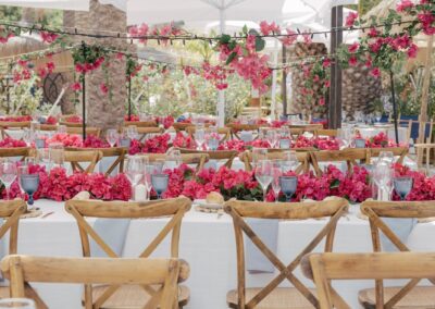 Üppige Bougainvillea-Dekoration über der Hochzeitstafel am Strand von Agua Amarga