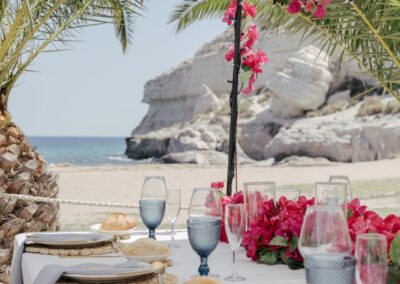 Gedeckter Platz mit Blick auf Strand und Kliff von Agua Amarga