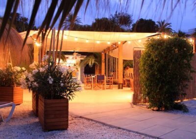 Der Chiringuito in Agua Amarga am Abend mit Lichterketten und warmem Licht