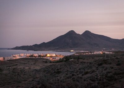 Der Bergkegel Cerro de los Frailes in der Abenddämmerung über der Küste von Cabo de Gata