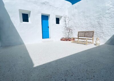 Weiß getünchter Innenhof mit blauer Tür im Cortijo bei La Isleta del Moro