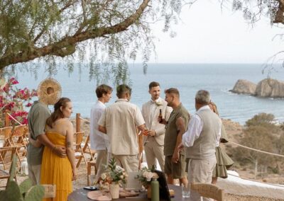 Sektempfang der Hochzeitsgesellschaft am Hang mit Blick auf die Bucht von La Isleta del Moro