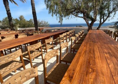 Lange Holztafel unter der überdachten Pergola des Cortijo bei La Isleta del Moro