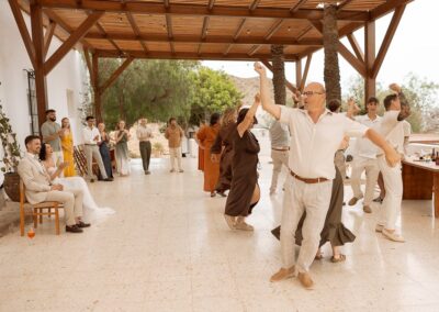 Hochzeitsgäste tanzen unter der Pergola des Cortijo über La Isleta del Moro