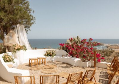 Gemauerte Loungeecke mit Bougainvillea und Blick aufs Meer
