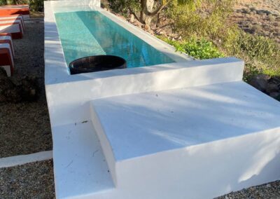Schmaler weißer Pool auf der Hangkante des Cortijo bei La Isleta del Moro