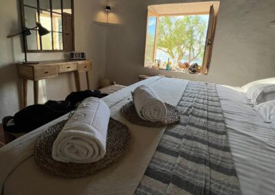Schlafzimmer im Cortijo mit eigenem Bad und Fenster ins Grüne