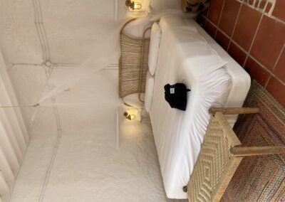 Gästezimmer mit Terrakottaboden und eigenem Bad im Cortijo