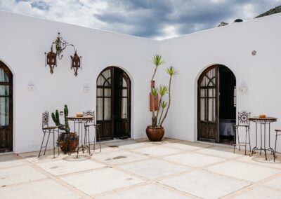 Gepflasterter Innenhof mit Rundbögen und Stehtischen, Hochzeitslocation bei Pozo de los Frailes