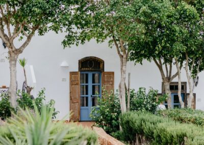 Einzelnes Gästehaus zwischen Orangenbäumen auf dem Gelände bei Pozo de los Frailes