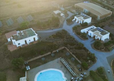 Luftaufnahme der Gartenanlage bei Pozo de los Frailes mit Pool und vielen einzelnen Häusern