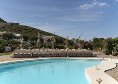Langer gedeckter Tisch entlang des Pools der Anlage bei Pozo de los Frailes