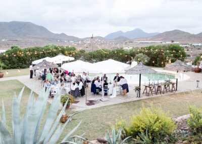 Sektempfang auf der Wiese zwischen Agaven, Gartenanlage bei Pozo de los Frailes