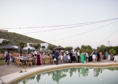 Hochzeitsgäste an der Tafel am Pool, dahinter die Hügel von Cabo de Gata