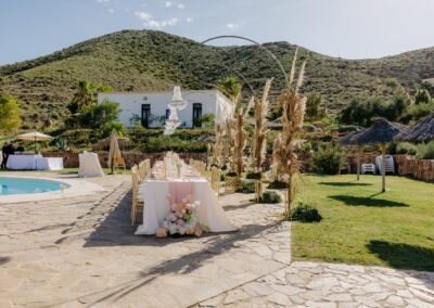 Gedeckte Hochzeitstafel auf der Wiese vor den Hügeln bei Pozo de los Frailes