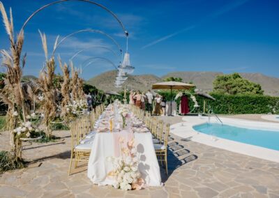 Lange Hochzeitstafel am Pool der Anlage bei Pozo de los Frailes am Nachmittag