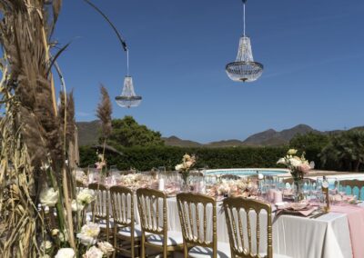 Tischdekoration mit Pampasgras und Kronleuchter über der Hochzeitstafel