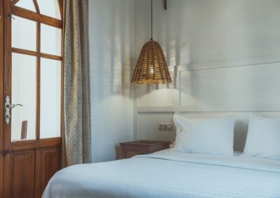 Helles Gästezimmer mit Rattanlampen und eigenem Bad