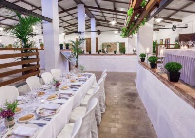 Lange Tafel im Innensaal der Feier-Finca in Cabo de Gata