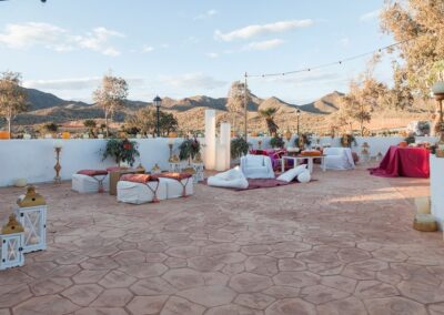 Terrasse der Finca mit Loungemöbeln und Blick in die Landschaft