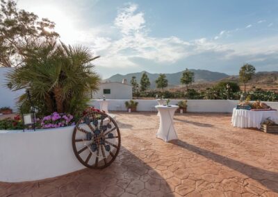 Gepflasterte Terrasse mit Stehtischen und Blick auf die Berge von Cabo de Gata