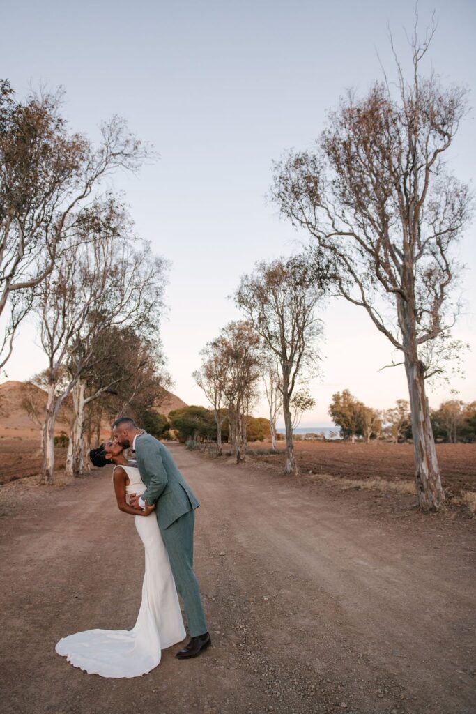 Brautpaar in der andalusischen Landschaft, mediterrane Hochzeit