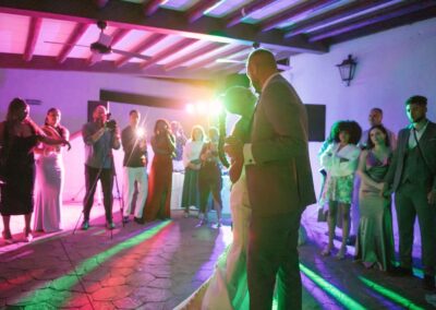 Hochzeitsparty im Saal der Finca mit farbigem Licht