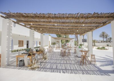 Große Pergola mit Schilfdach über der Terrasse der Feier-Location bei Guardias Viejas