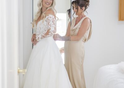 Getting Ready der Braut im hellen Zimmer der Location